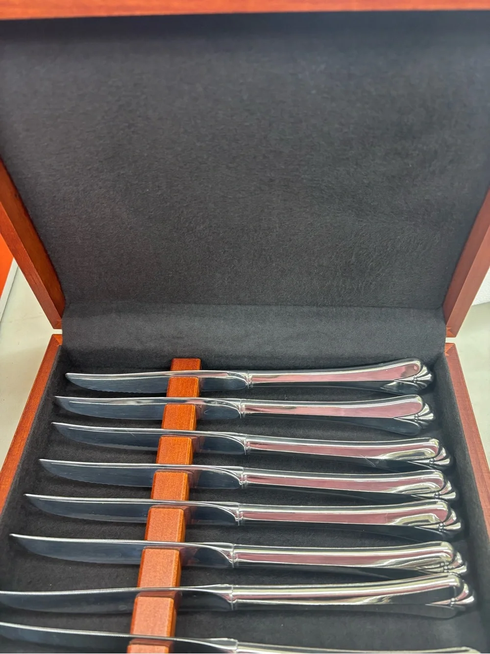 Lot of 8 Oneida steak knives in slotted storage box